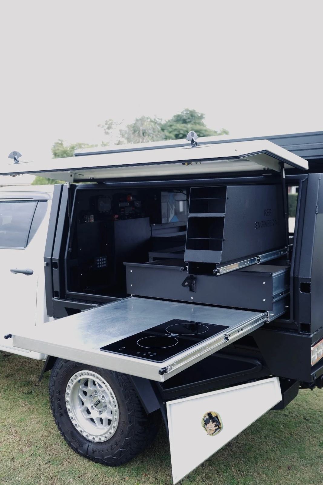 Touring canopy with slide-out kitchen and drawers