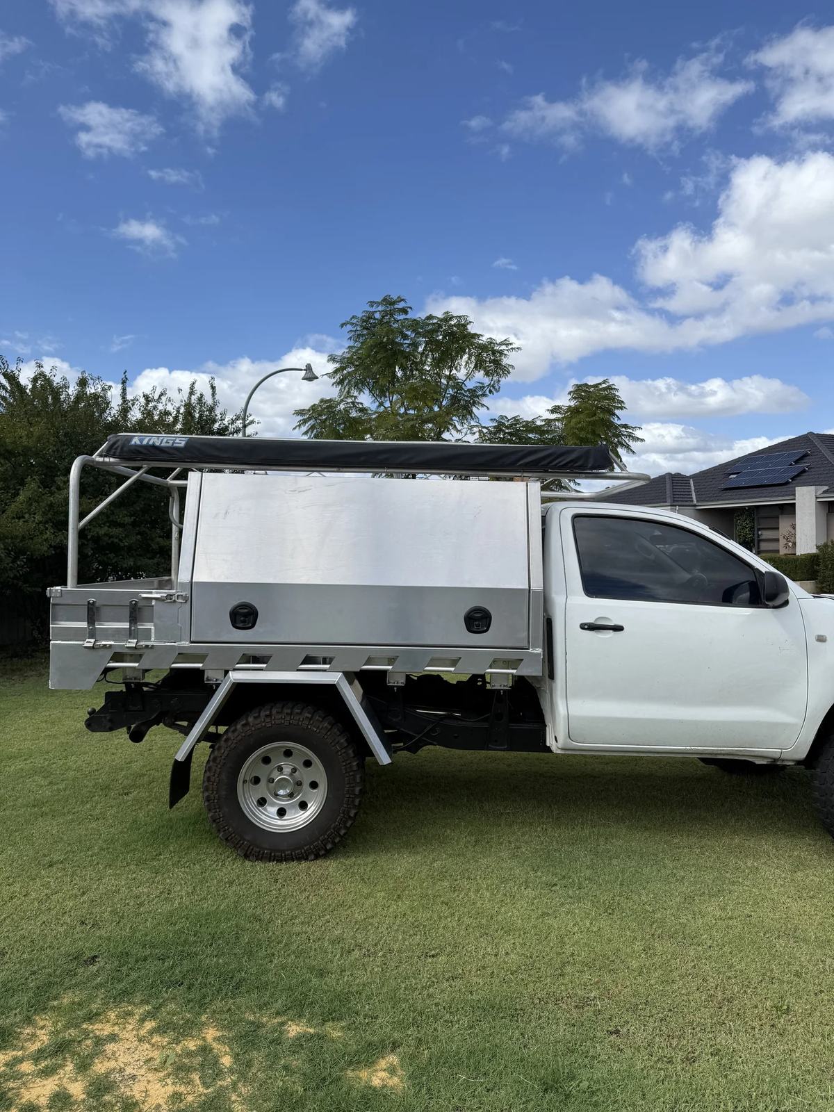 Single cab Hilux with aluminium tray and canopy